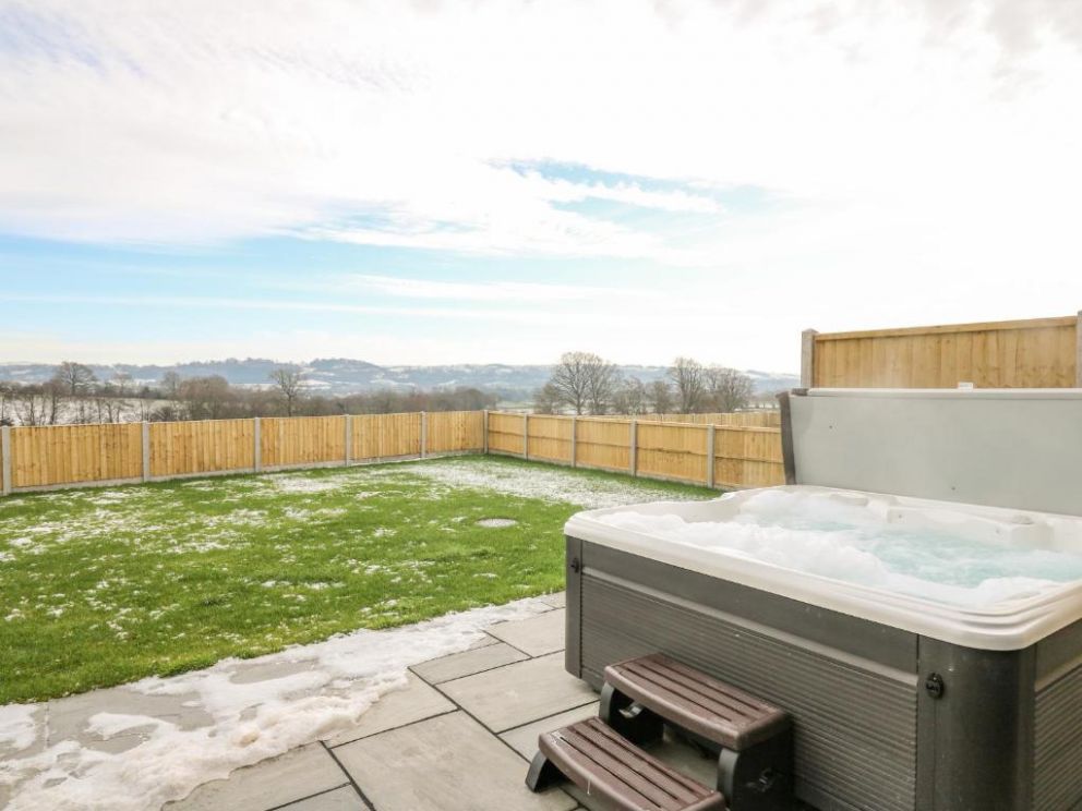 Elan Valley, Llandrindod Wells, Powys - a pet friendly lodge for rent with enclosed garden and a hot tub