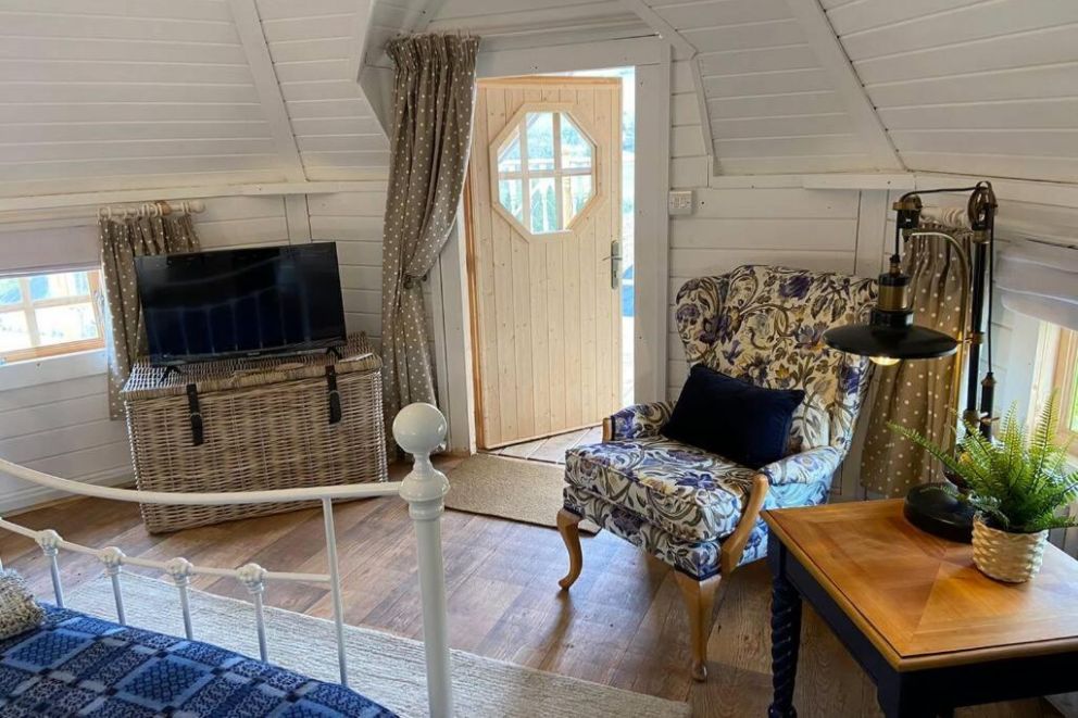 Flora's Cabin, Ty Pencerrig, Pontsticill, Glamorgan - wheelchair accessible, pet friendly lodge for rent, romantic break