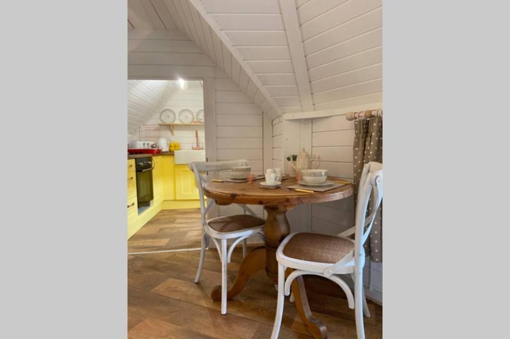 Flora's Cabin, Ty Pencerrig, Pontsticill, Glamorgan - wheelchair accessible, pet friendly lodge for rent, romantic break