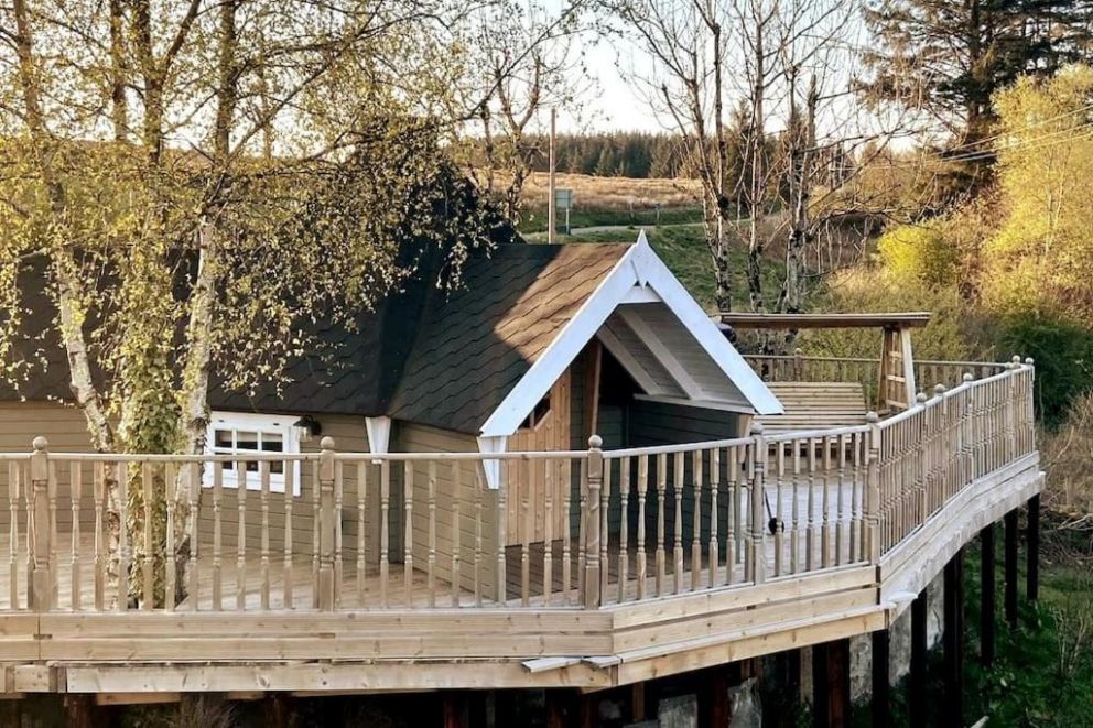 Flora's Cabin, Ty Pencerrig, Pontsticill, Glamorgan - wheelchair accessible, pet friendly lodge for rent, romantic break