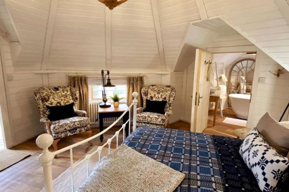 Flora's Cabin, Ty Pencerrig, Pontsticill, Glamorgan - wheelchair accessible, pet friendly lodge for rent, romantic break