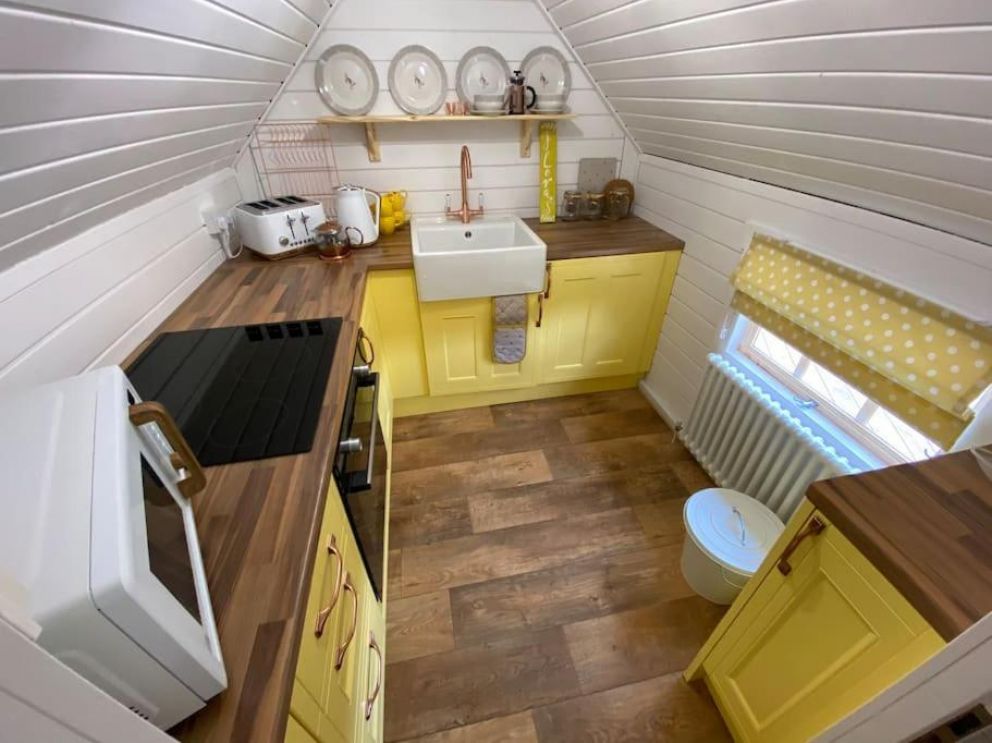 Flora's Cabin, Ty Pencerrig, Pontsticill, Glamorgan - wheelchair accessible, pet friendly lodge for rent, romantic break