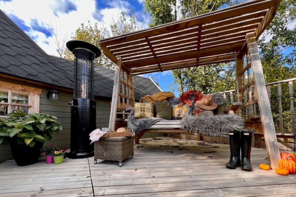 Flora's Cabin, Ty Pencerrig, Pontsticill, Glamorgan - wheelchair accessible, pet friendly lodge for rent, romantic break