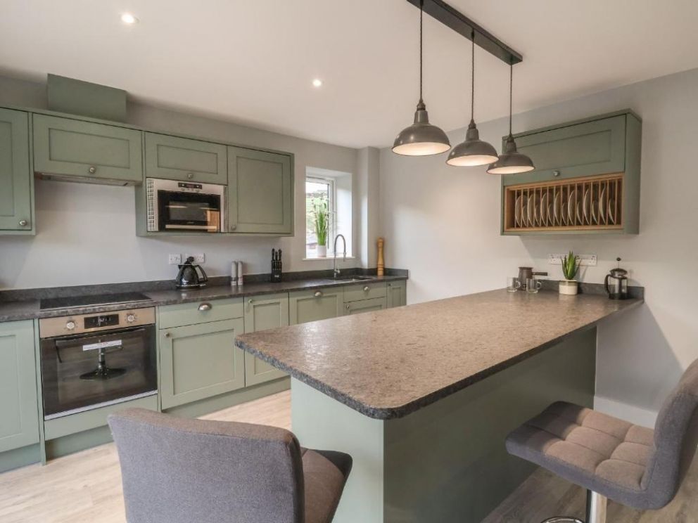 Fron Haul - Robin Goch in Ruthin, Denbighshire - for rent with alfresco dining on terrace, outdoor kitchen, gas barbecue and hot tub