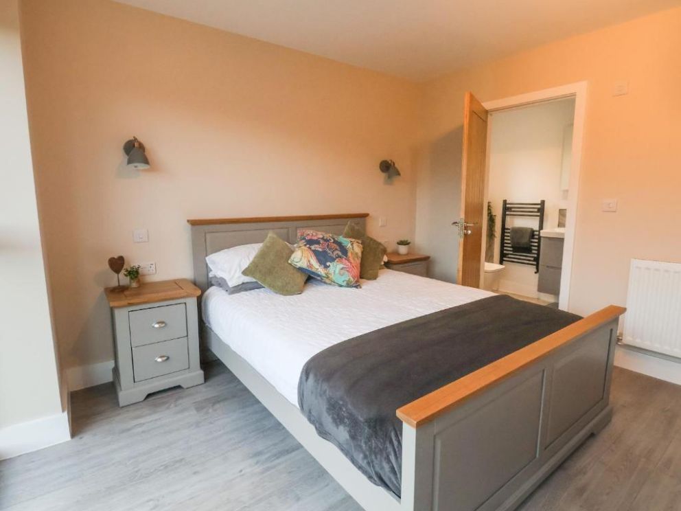 Fron Haul - Robin Goch in Ruthin, Denbighshire - for rent with alfresco dining on terrace, outdoor kitchen, gas barbecue and hot tub