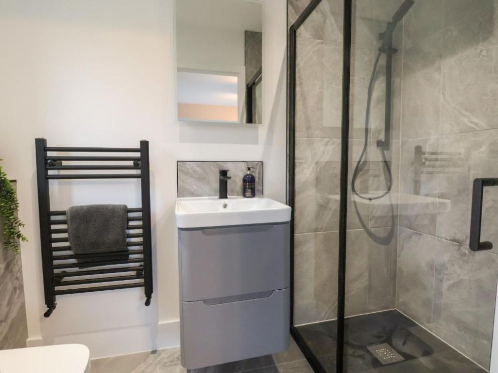 Fron Haul - Robin Goch in Ruthin, Denbighshire - for rent with alfresco dining on terrace, outdoor kitchen, gas barbecue and hot tub