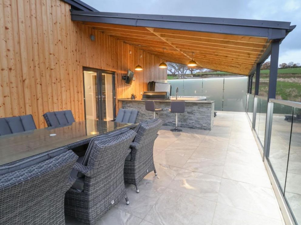 Fron Haul - Robin Goch in Ruthin, Denbighshire - for rent with alfresco dining on terrace, outdoor kitchen, gas barbecue and hot tub