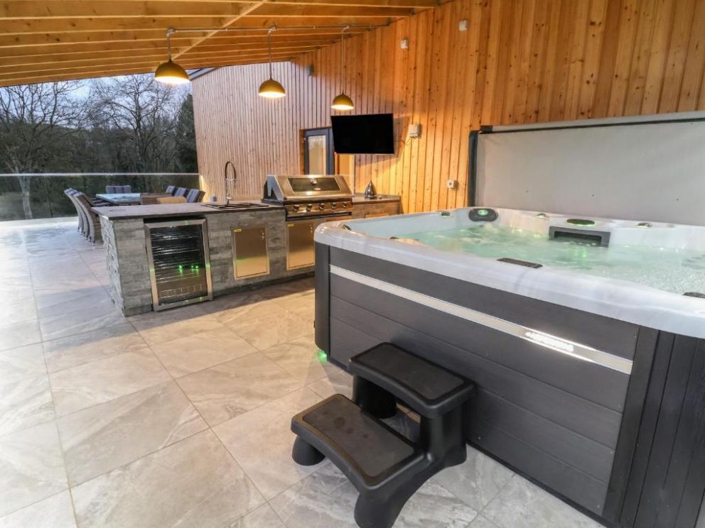 Fron Haul - Robin Goch in Ruthin, Denbighshire - for rent with alfresco dining on terrace, outdoor kitchen, gas barbecue and hot tub