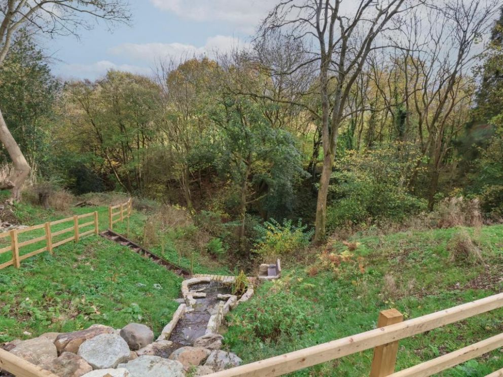 Fron Haul - Robin Goch in Ruthin, Denbighshire - for rent with alfresco dining on terrace, outdoor kitchen, gas barbecue and hot tub