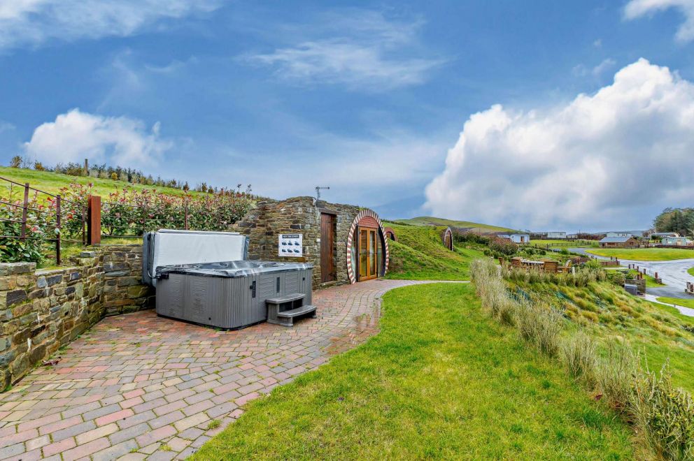 Hedgehog View Underground Retreat Wales