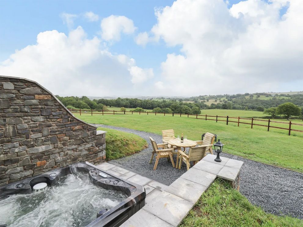 Llanfair Caereinion Hobbit Huts