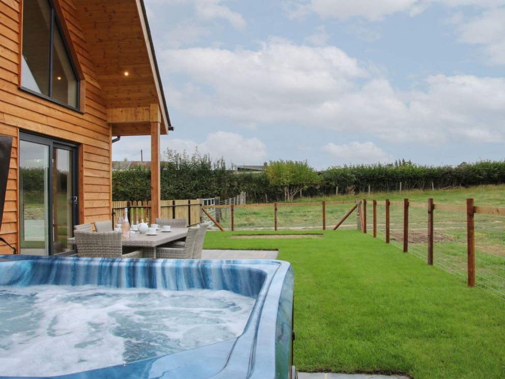 Holly Lodge, Montgomery - for rent with hot tub