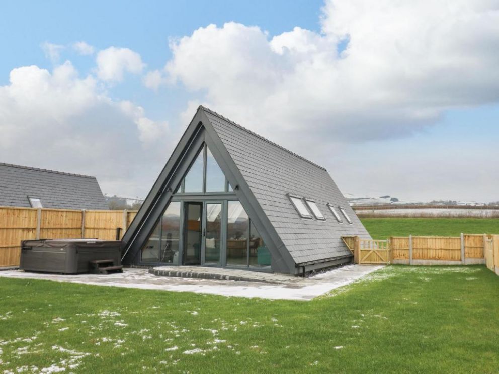 Kerry Hill, Llandrindod Wells, Powys - lodge for rent, pet friendly with enclosed garden and a hot tub