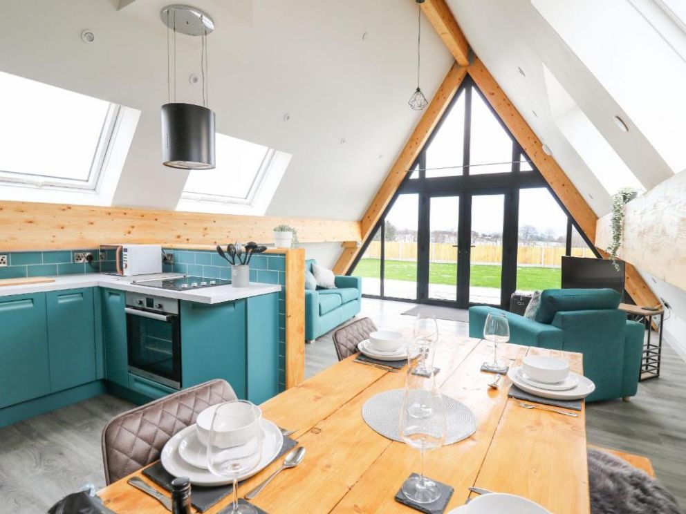 Kerry Hill, Llandrindod Wells, Powys - lodge for rent, pet friendly with enclosed garden and a hot tub