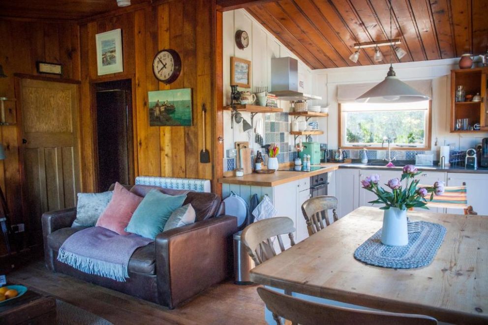 Little Kestrel Cabin, Pennal, Gwynedd - pet friendly, holiday lodge with wood burner, close to Snowdonia National Park