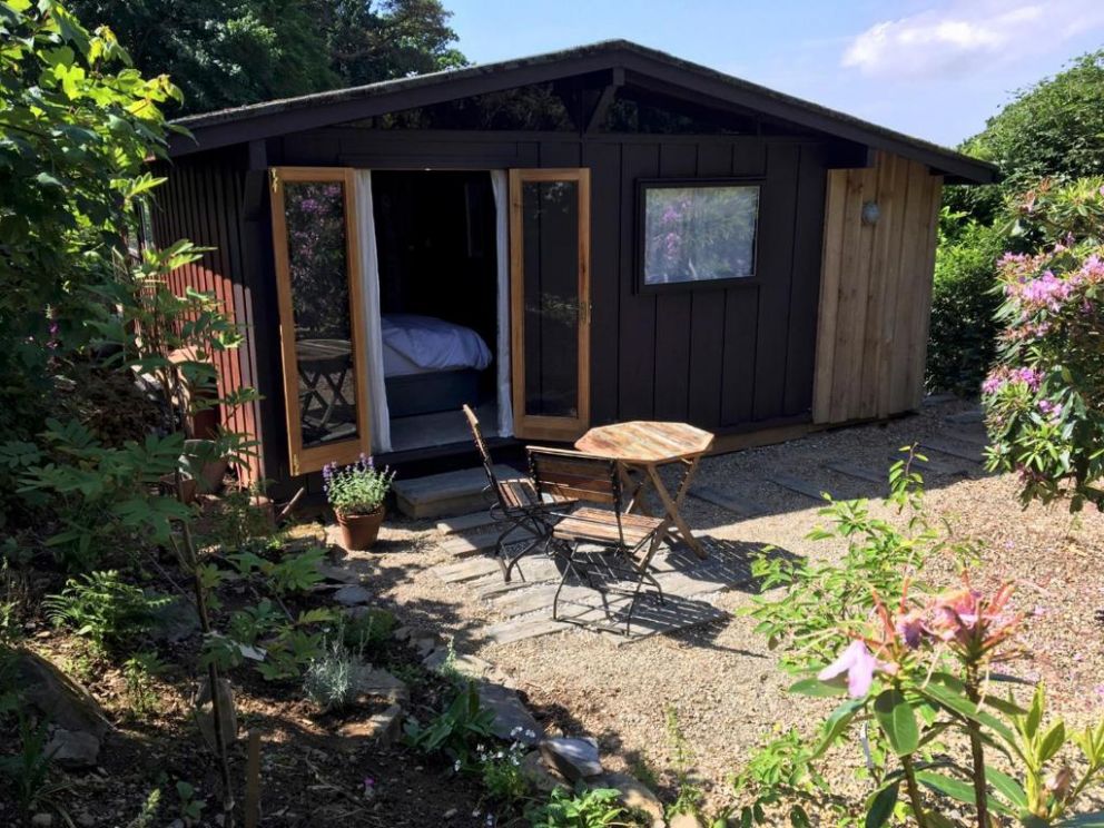 Little Kestrel Cabin, Pennal, Gwynedd - pet friendly, holiday lodge with wood burner, close to Snowdonia National Park