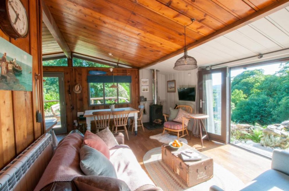 Little Kestrel Cabin, Pennal, Gwynedd - pet friendly, holiday lodge with wood burner, close to Snowdonia National Park