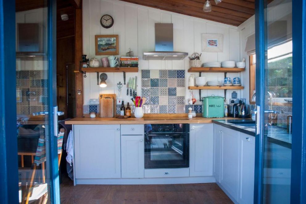 Little Kestrel Cabin, Pennal, Gwynedd - pet friendly, holiday lodge with wood burner, close to Snowdonia National Park