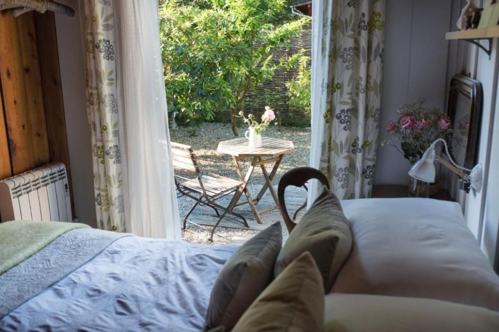 Little Kestrel Cabin, Pennal, Gwynedd - pet friendly, holiday lodge with wood burner, close to Snowdonia National Park