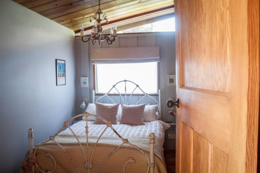 Little Kestrel Cabin, Pennal, Gwynedd - pet friendly, holiday lodge with wood burner, close to Snowdonia National Park