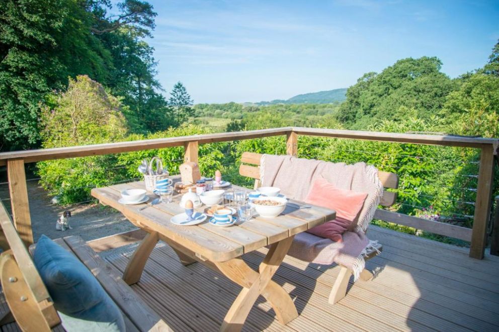 Little Kestrel Cabin, Pennal, Gwynedd - pet friendly, holiday lodge with wood burner, close to Snowdonia National Park