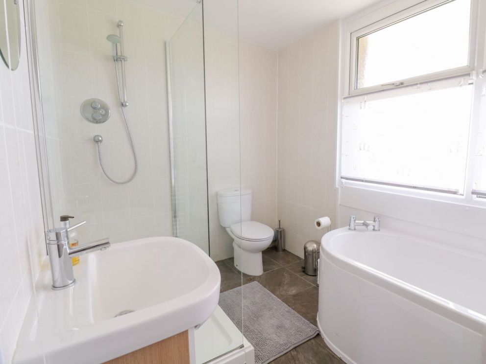 Llarios in Fairbourne - for rent with fire pit and bbq