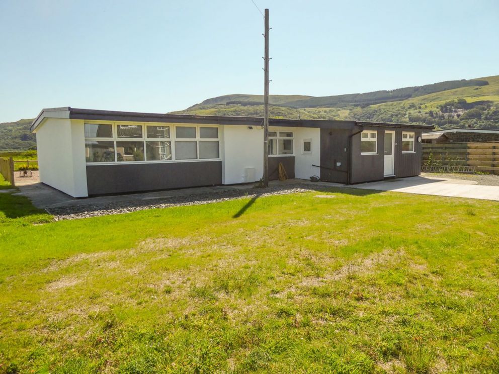 Llarios in Fairbourne - for rent with fire pit and bbq