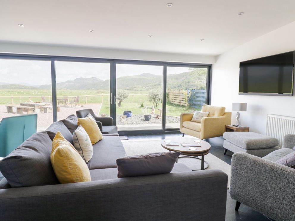 Llarios in Fairbourne - for rent with fire pit and bbq