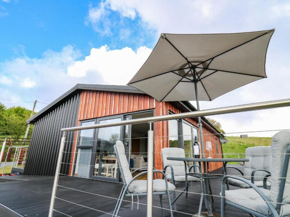 Llyn Cae Ty Nant Fishery Holiday Let, Lampeter, Ceredigion - holiday lodge with hot tub and wood burning stove in Mid Wales