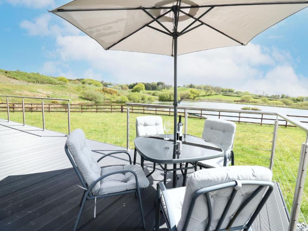 Llyn Cae Ty Nant Fishery Holiday Let, Lampeter, Ceredigion - holiday lodge with hot tub and wood burning stove in Mid Wales