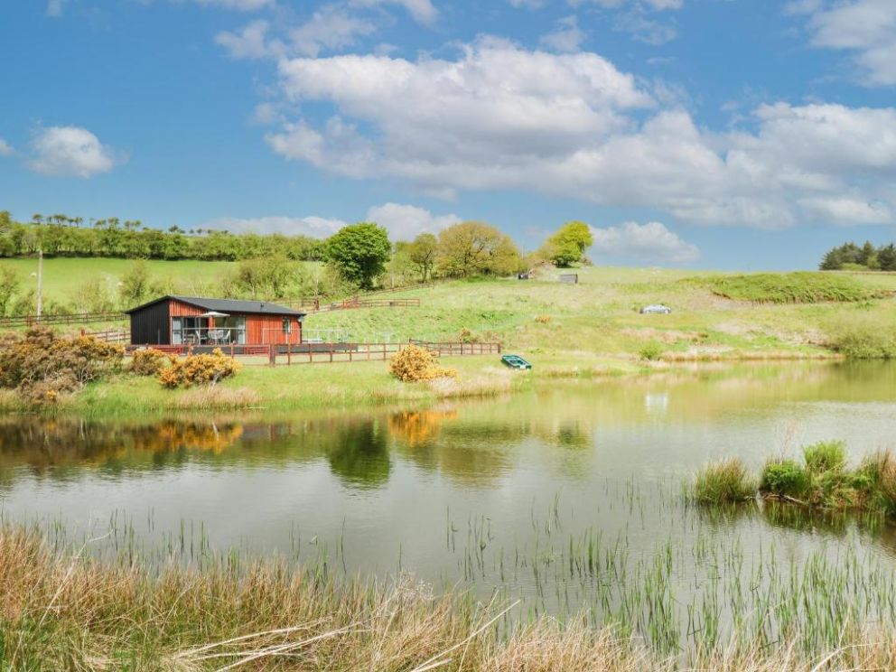 Llyn Cae Ty Nant Fishery Holiday Let, Lampeter, Ceredigion - holiday lodge with hot tub and wood burning stove in Mid Wales