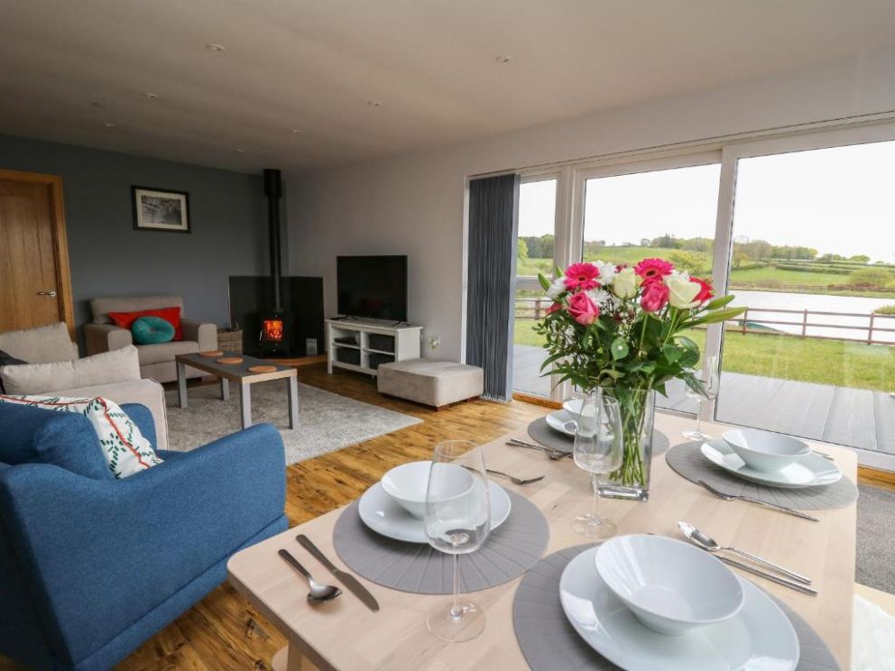 Llyn Cae Ty Nant Fishery Holiday Let, Lampeter, Ceredigion - holiday lodge with hot tub and wood burning stove in Mid Wales