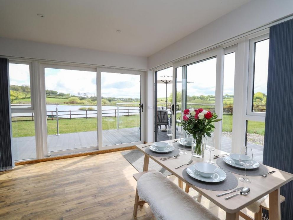 Llyn Cae Ty Nant Fishery Holiday Let, Lampeter, Ceredigion - holiday lodge with hot tub and wood burning stove in Mid Wales