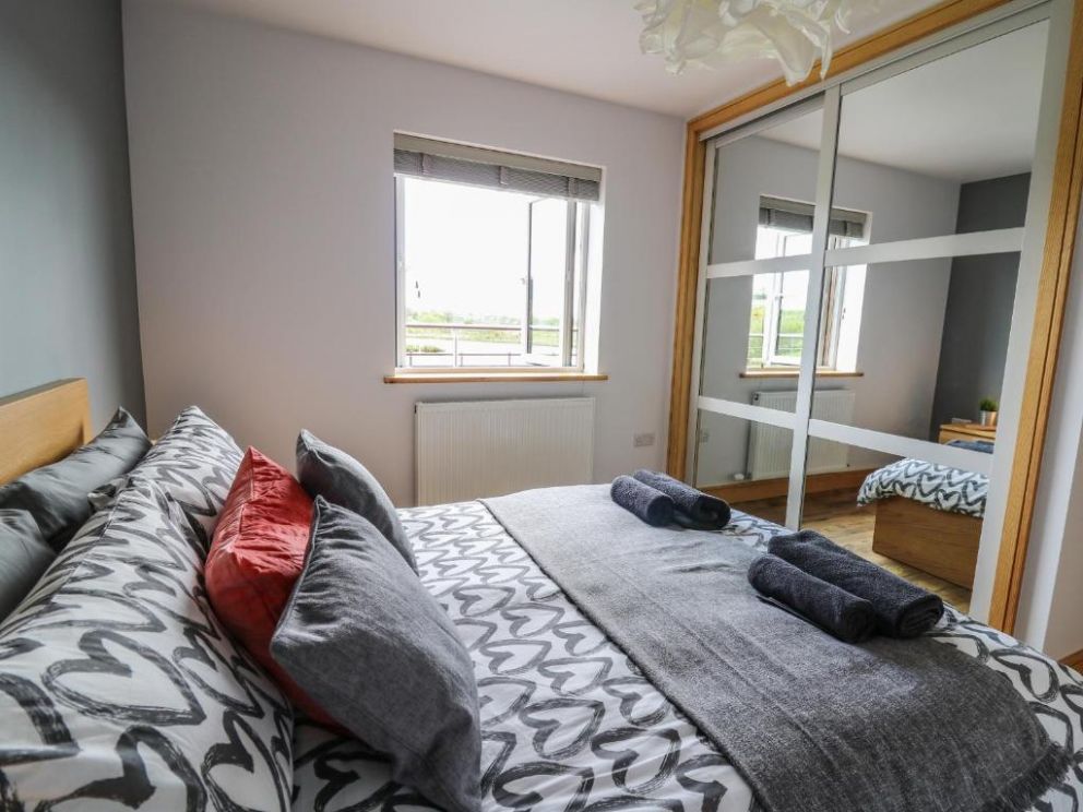 Llyn Cae Ty Nant Fishery Holiday Let, Lampeter, Ceredigion - holiday lodge with hot tub and wood burning stove in Mid Wales