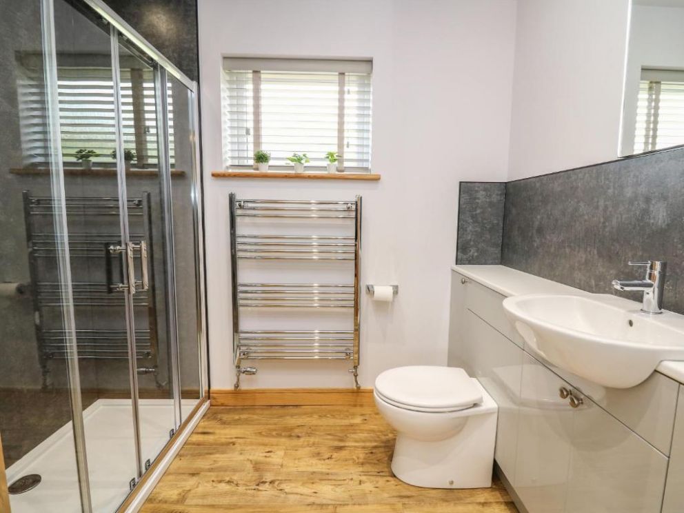 Llyn Cae Ty Nant Fishery Holiday Let, Lampeter, Ceredigion - holiday lodge with hot tub and wood burning stove in Mid Wales