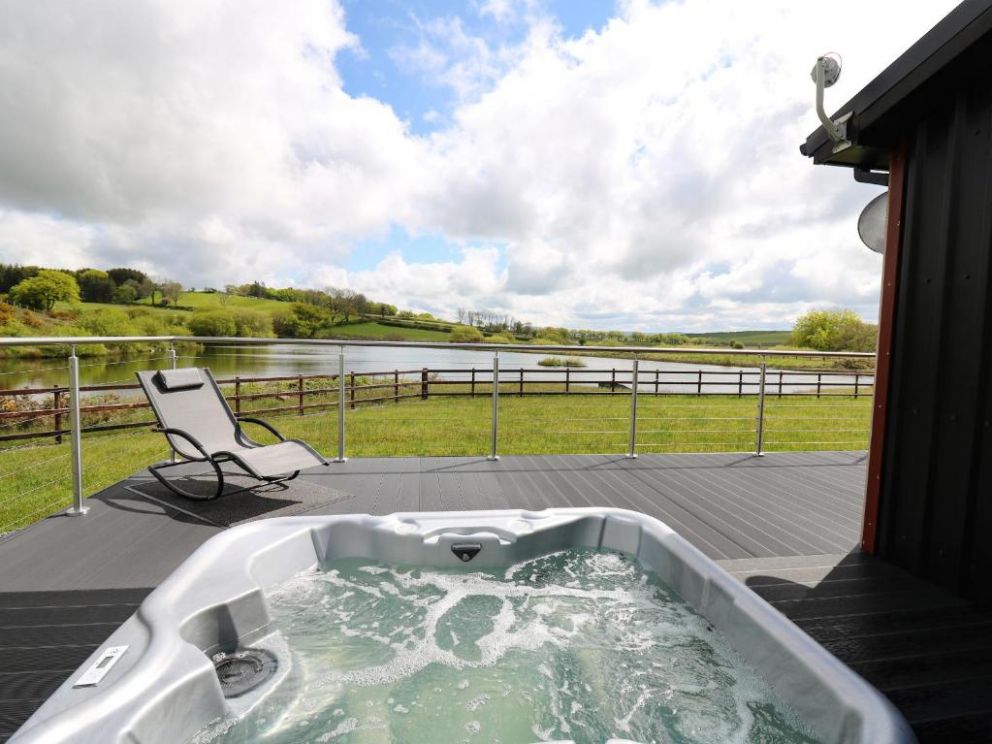Llyn Cae Ty Nant Fishery Holiday Let, Lampeter, Ceredigion - holiday lodge with hot tub and wood burning stove in Mid Wales