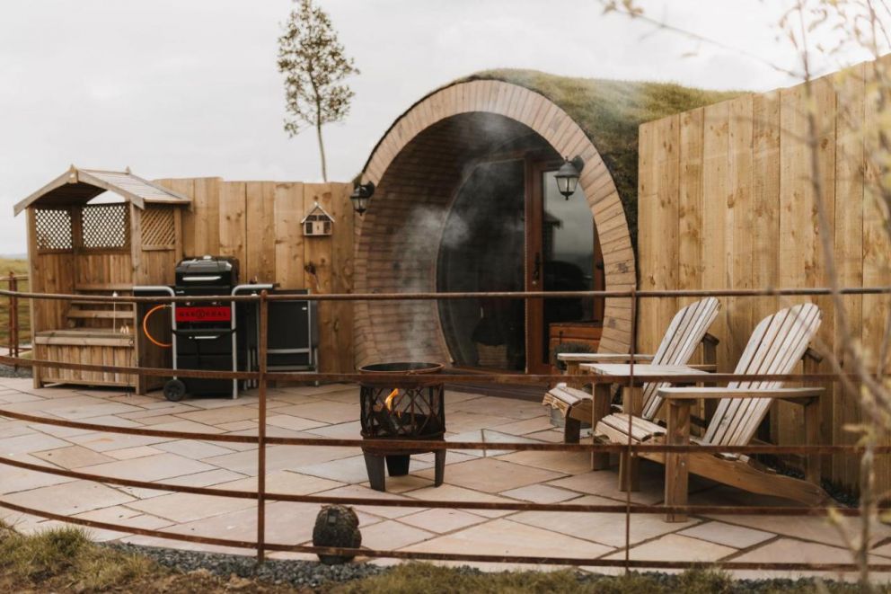 Owl Hollow, Llansantffraid-ym-Mechain, Powys - quirky glamping pod, with hot tub and barbecue in Wales