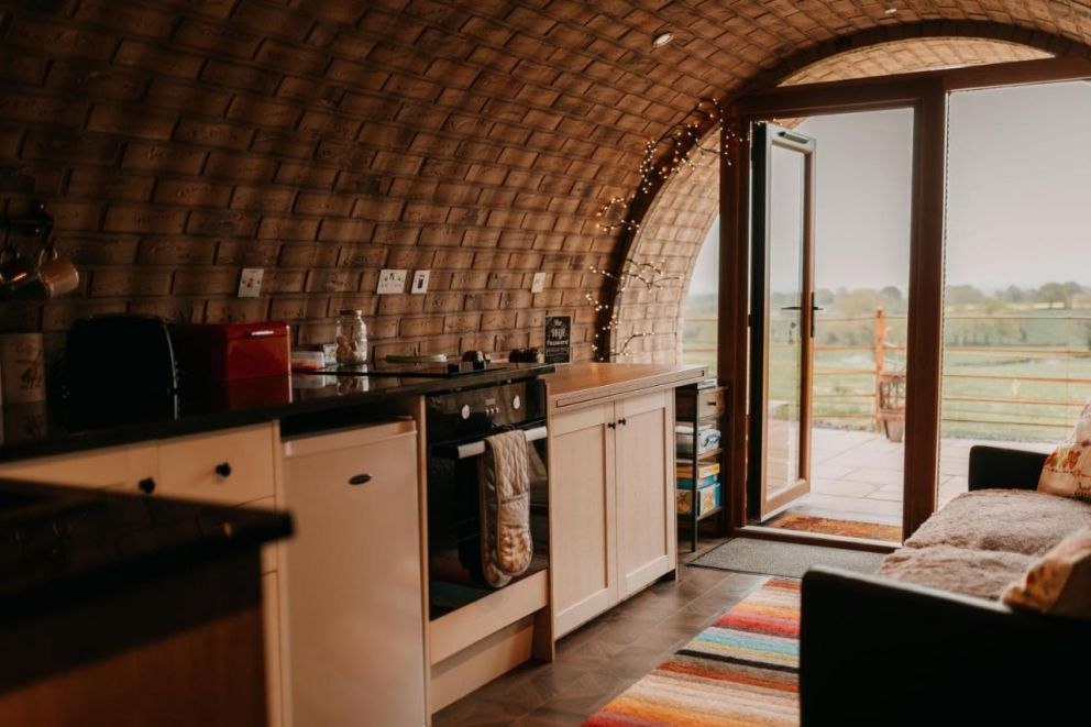 Owl Hollow, Llansantffraid-ym-Mechain, Powys - quirky glamping pod, with hot tub and barbecue in Wales