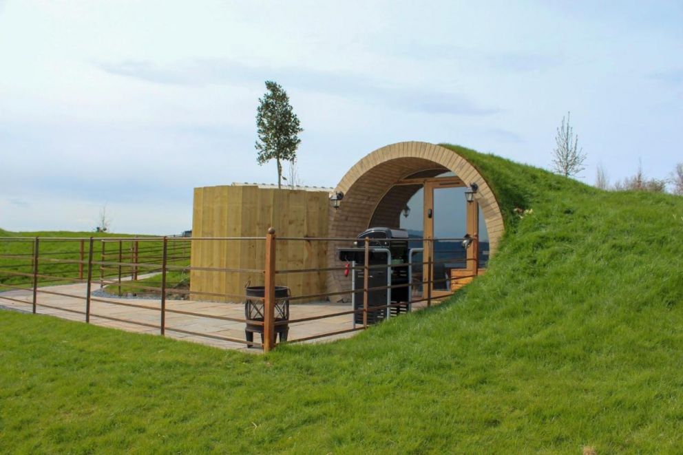 Owl Hollow, Llansantffraid-ym-Mechain, Powys - quirky glamping pod, with hot tub and barbecue in Wales