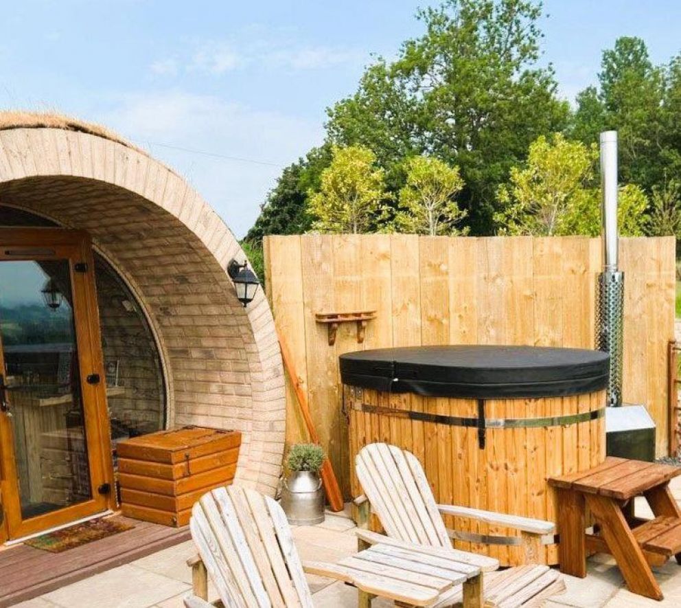 Owl Hollow, Llansantffraid-ym-Mechain, Powys - quirky glamping pod, with hot tub and barbecue in Wales