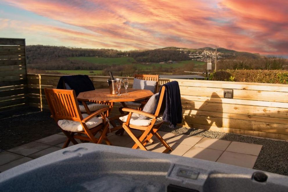 Tan Y Bryn Glamping, Conwy - glamping pods and huts with hot tub, wheelchair accessible, close to the beach