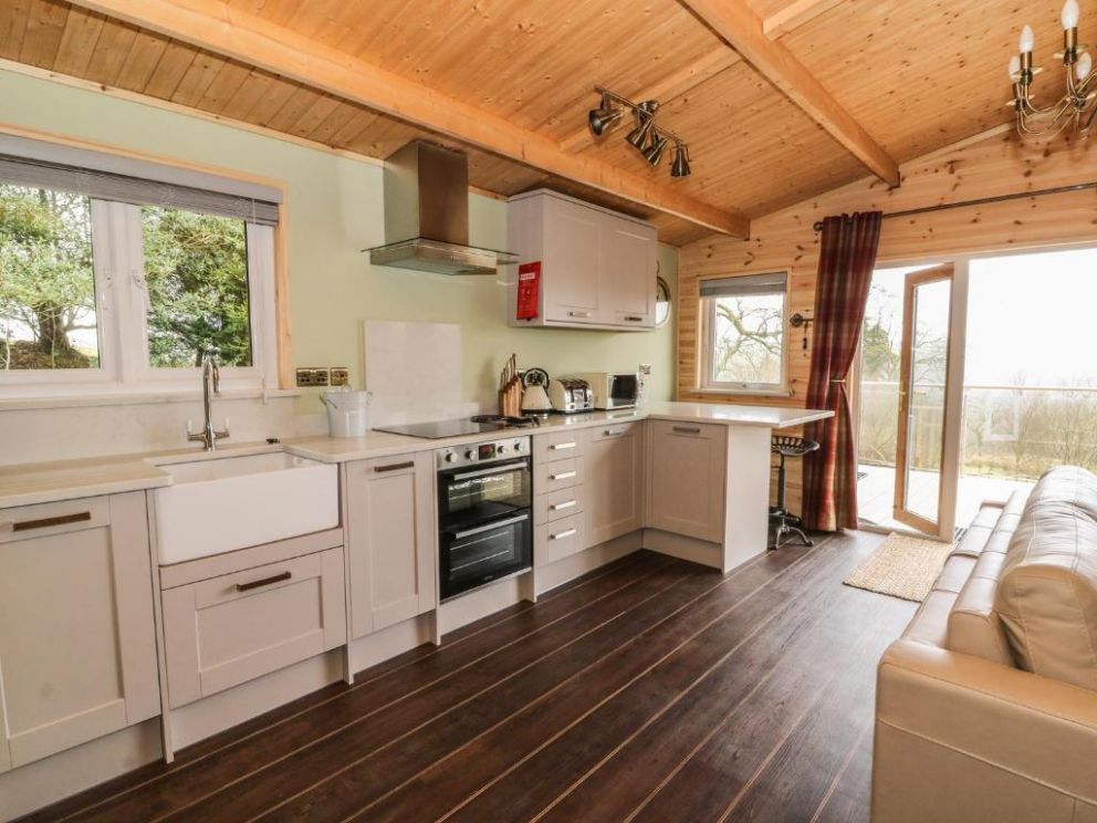 The Cabin, nr Swansea pet friendly, enclosed garden, hot tub