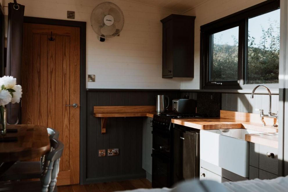 The Ginger Nut, Welshpool, Powys - shepherd hut with hot tub in Welsh countryside