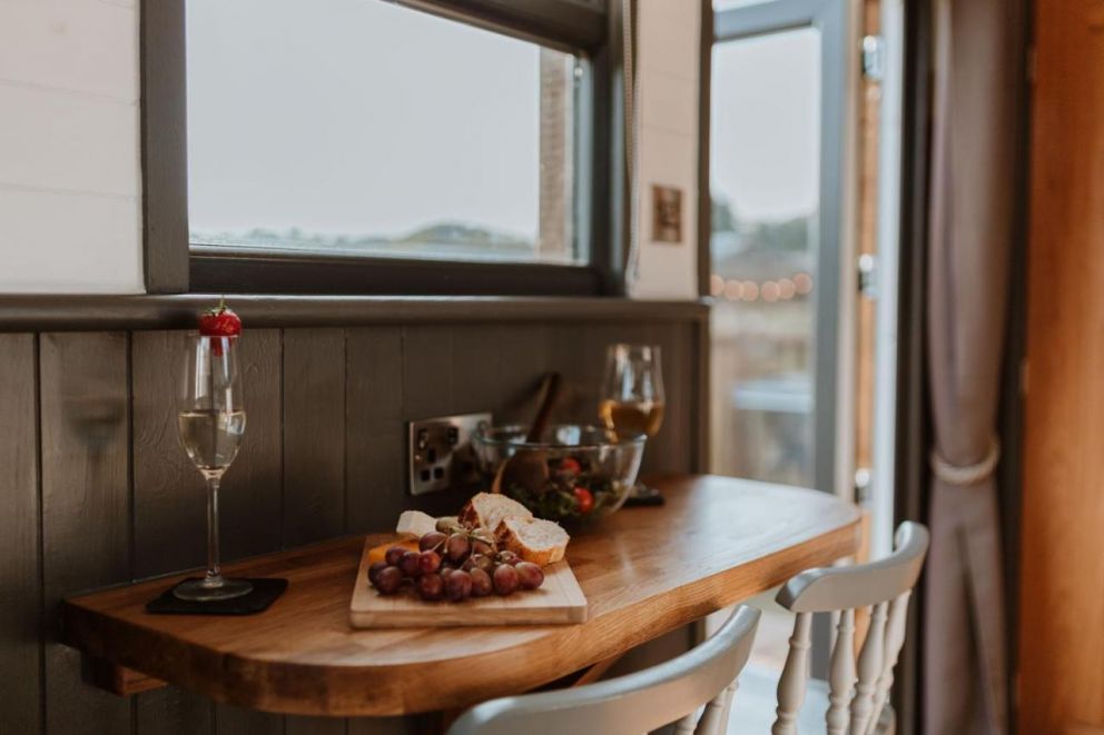 The Ginger Nut, Welshpool, Powys - shepherd hut with hot tub in Welsh countryside