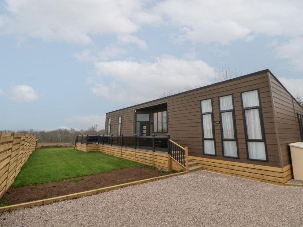 The Lodge @ Racecourse House, hot tub lodge in North Wales