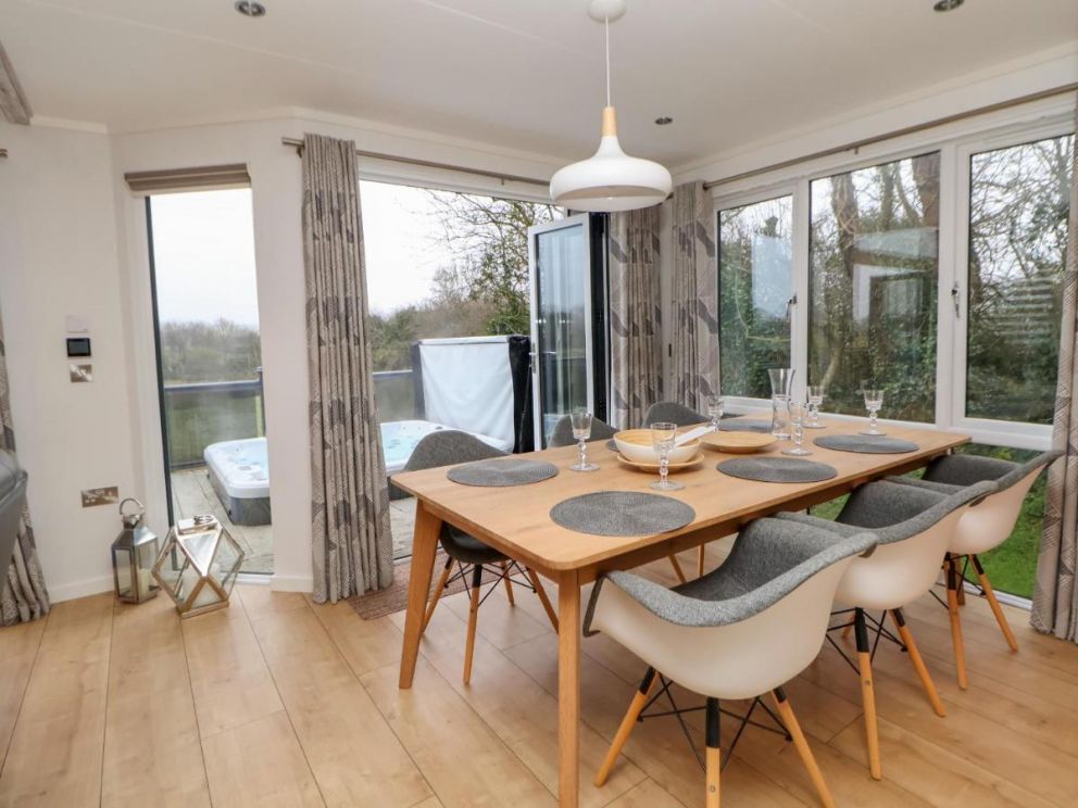 The Lodge @ Racecourse House, hot tub lodge in North Wales