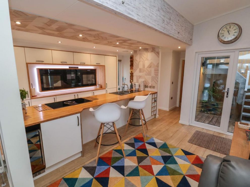 The Lodge @ Racecourse House, hot tub lodge in North Wales