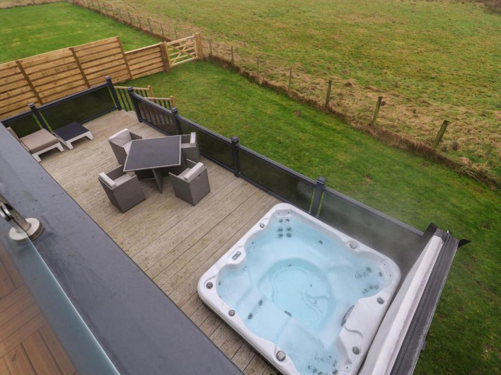 The Lodge @ Racecourse House, hot tub lodge in North Wales
