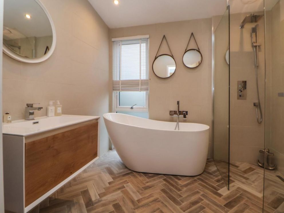 The Lodge @ Racecourse House, hot tub lodge in North Wales