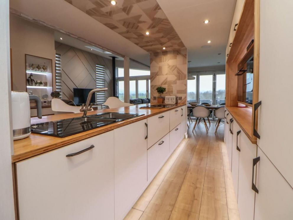 The Lodge @ Racecourse House, hot tub lodge in North Wales